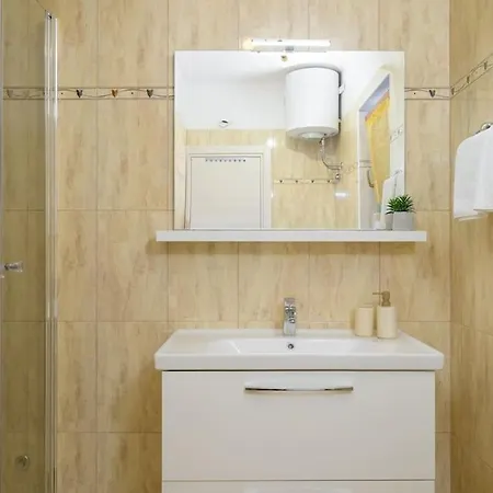 Karla By Istrialux באלה