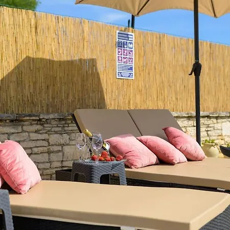 Karla By Istrialux וילה *