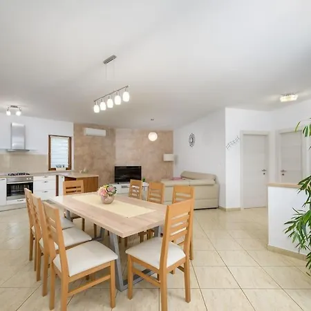 Karla By Istrialux Vila *