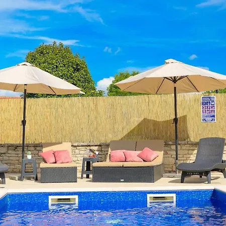 Karla By Istrialux וילה באלה